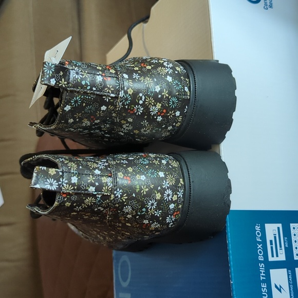 NWT Arizona Women's Falcon Black Multicolor Flat Heel Boots - Picture 3 of 7